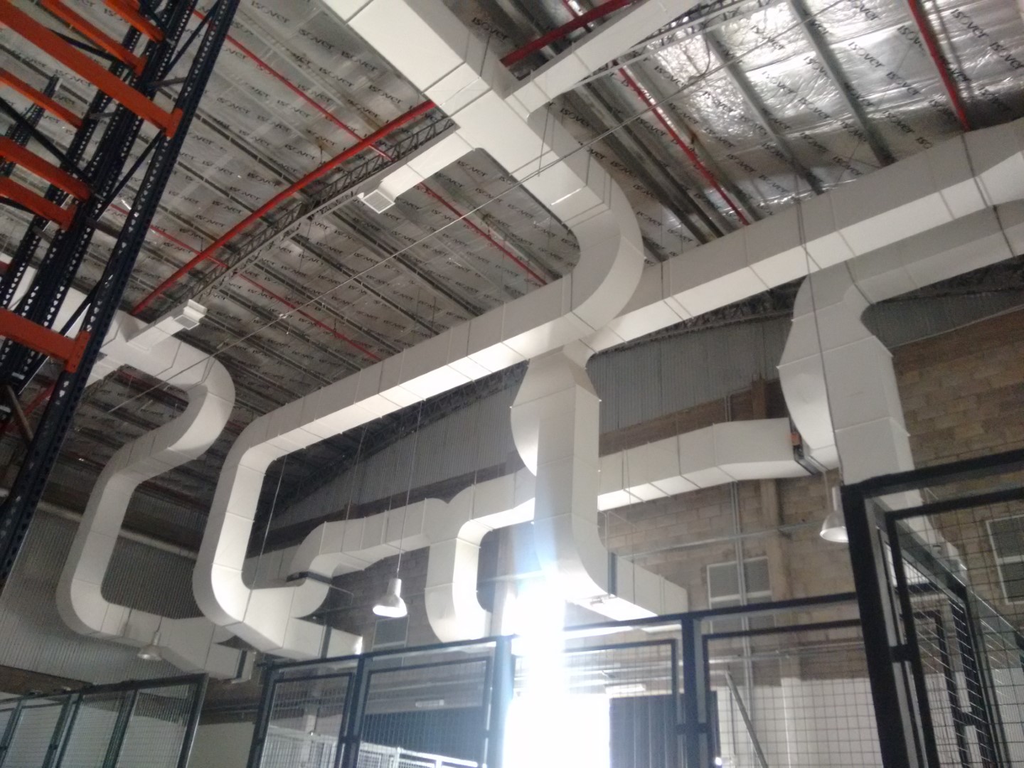 Reforma de Warehouse para Hub Logístico - Instalación conductos